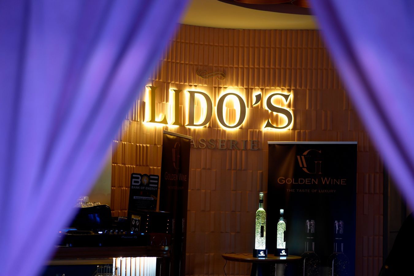 Lido`s brasserie restaurant si golden wine 23k